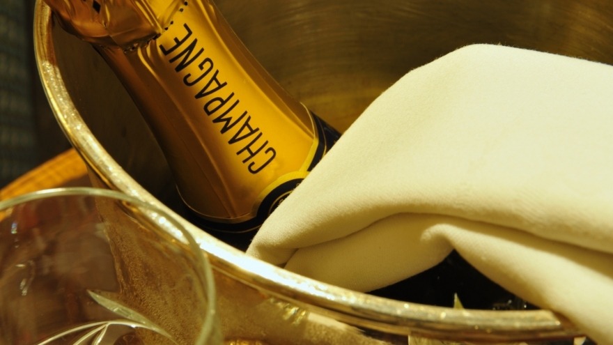 Ein Glas Champagner für besondere Anlässe Champagner im Kühler